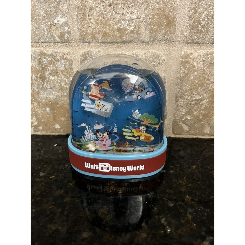 Walt Disney World 2020 SnowGlobe Mickey Mouse & Friends Parks Goofy NEW - Picture 1 of 5